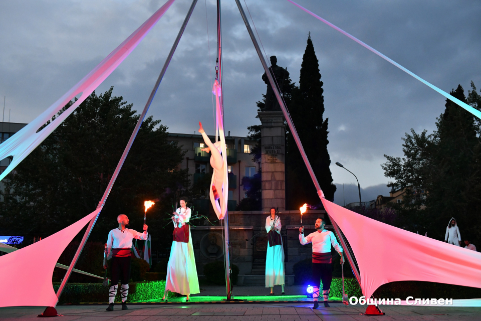  Десетки граждани и гости на Сливен се стекоха днес на пл. „Хаджи Димитър“ за церемонията по запалване на символния огън на Майските дни на културата....
